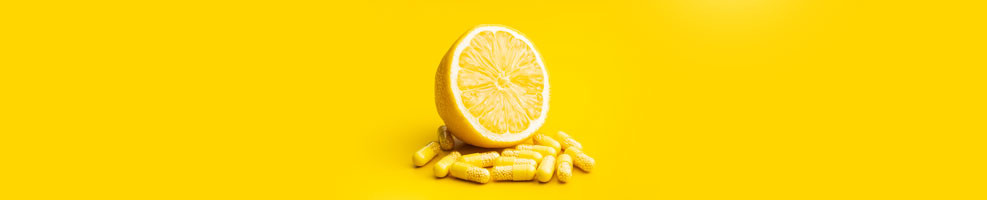 Félbevágott C-vitamin és C-vitamin kapszulák Félbevágott C-vitamin és C-vitamin kapszulák