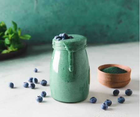 Spirulina smoothie A spirulina ízét kellemesebbé tehetjük, ha elkeverjük gyümölcsös turmixban vagy joghurtban..