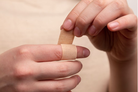A C-vitamin elősegíti a sebgyógyulást. A C-vitamin elősegíti a sebgyógyulást.