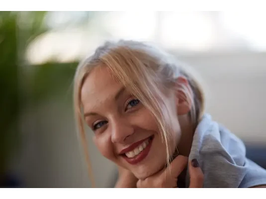Mire jó a B7-vitamin? Fiatal hölgy mosolyog a kamerára - A B7-vitamin nem csak a szépség vitaminja