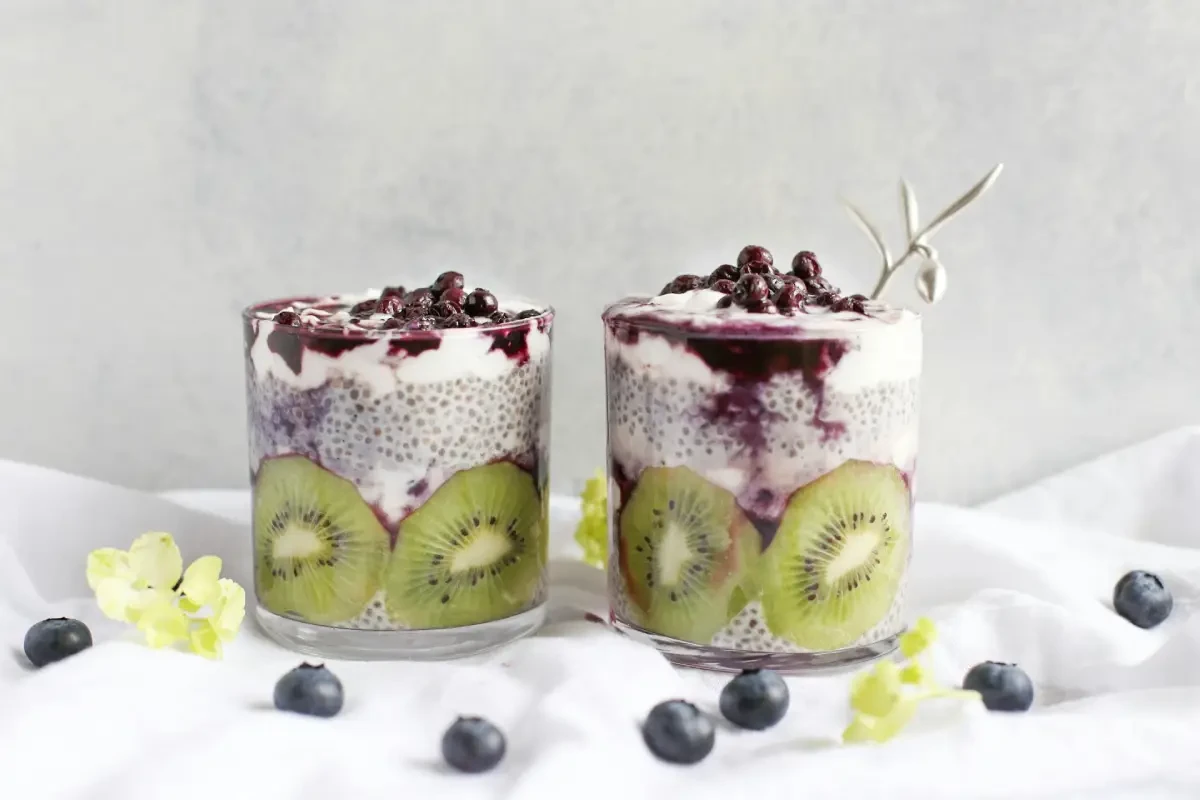 Chia mag puding joghurttal, kiwivel és lekvárral kombinálva | Tippek egészségesen étkezőknek