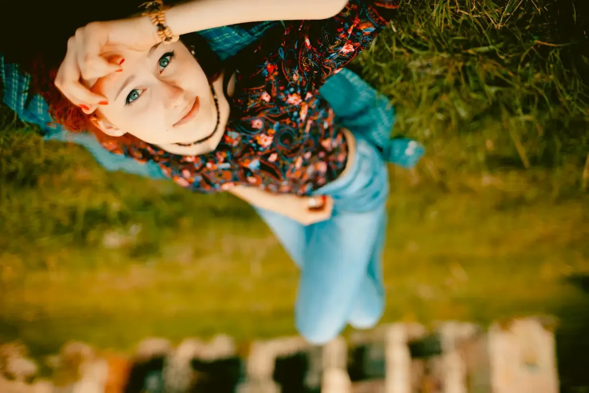 Fiatal nő a fűben fekve pihen - Vashiány figyelmeztető jelei