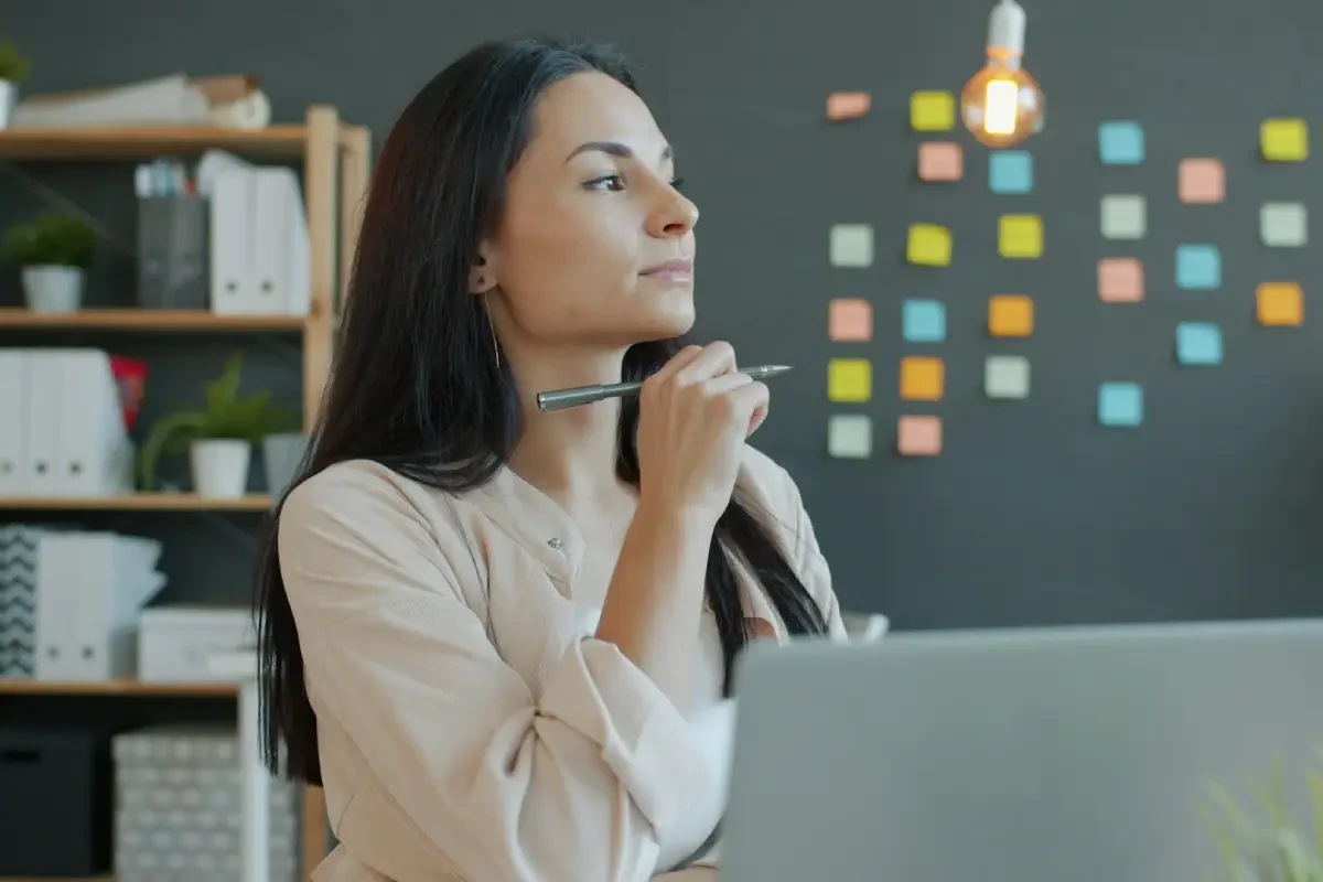 Fiatal nő irodai környezetben - Vitaminok a koncentráció javítására