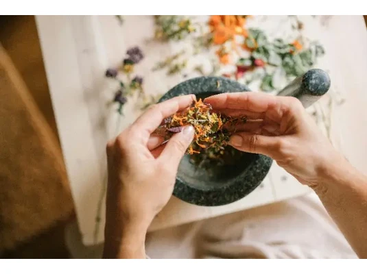 adaptogén gyógynövények, adaptogének hatása, hormonrendszer támogatása, hormonális egyensúly természetesen, stressz és hormonrendszer, kortizolszint csökkentése