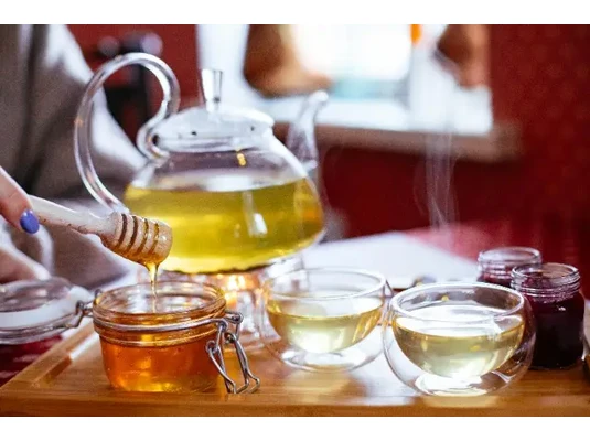 gyulladáscsökkentő teák, kamilla tea, gyömbér tea, kurkuma tea, zöld tea, immunerősítés, természetes gyógynövények