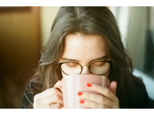 Szemüveges nő teázik - Galagonya tea, galagonya kapszula, galagonya tabletta