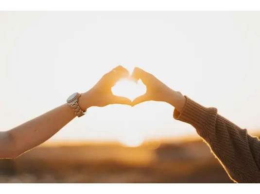 Szemüveges nő teázik - Galagonya tea, galagonya kapszula, galagonya tabletta