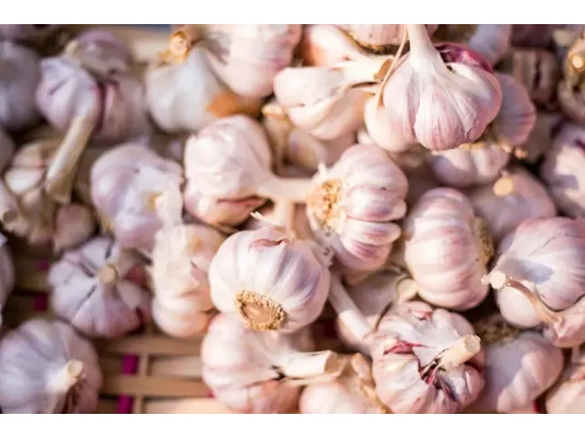 Fokhagymák egy tálcán - Fokhagyma mire jó?