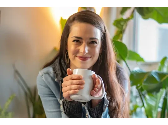 Mosolygós arcú nő bögrével - Csipkebogyó előnyei