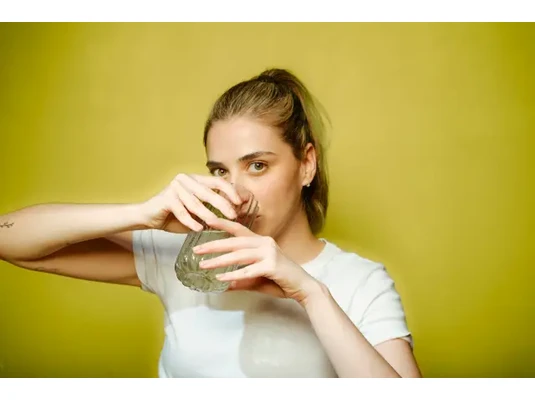 Fiatal hölgy vizet iszik - Mire jó a Ferenc József gyógyvíz?